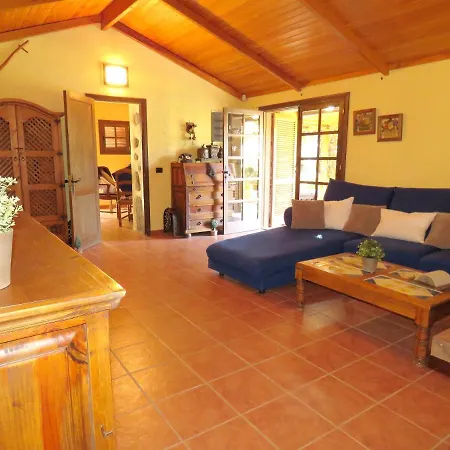 Cozy In San Bartolome, 130 M², Pool